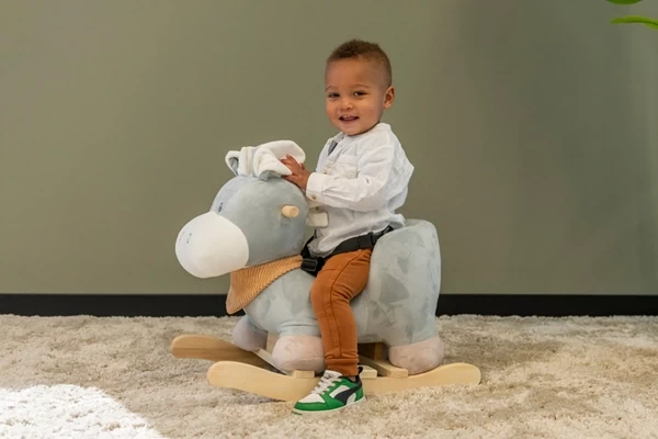 Liam ist 1,5 Jahre alt und 82 cm groß 