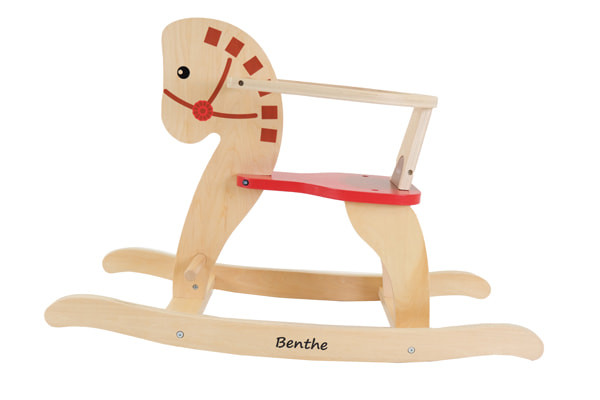 Schaukelpferd aus Holz mit Namensaufkleber