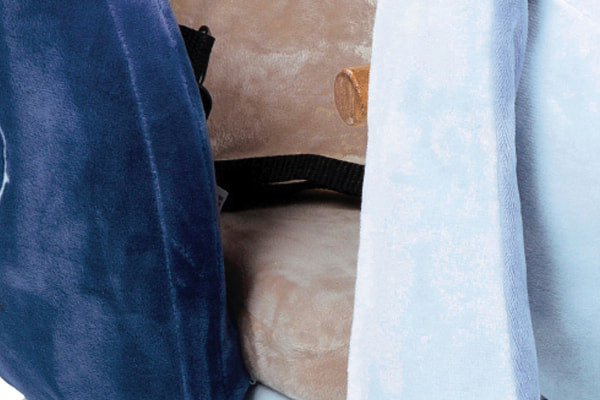 Mit Sicherheitsgurt.