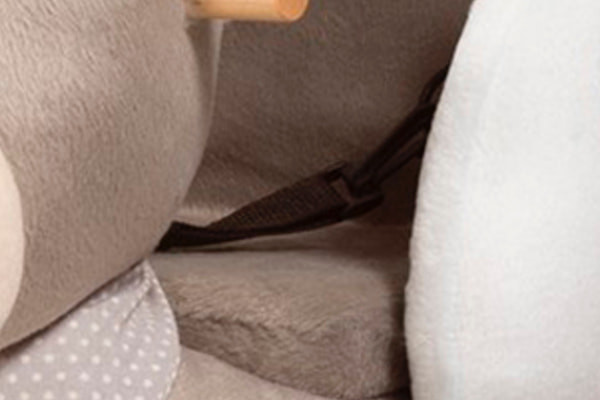 Holzgriffe und Sicherheitsgurt.