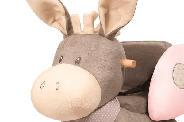 Plüschkopf mit Holzgriffen.