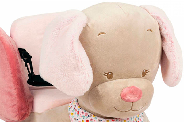 Plüschkopf mit Holzgriffen.