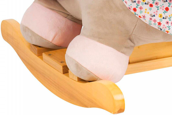 Plüschhund auf Holzsockel.