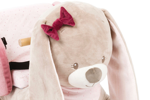 Kuscheliges Schaukelpferd in der Form eines Kaninchens.