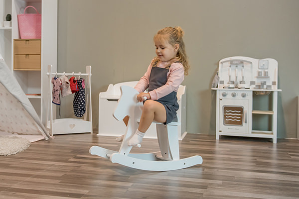 Holzgriffe und Fußstützen.