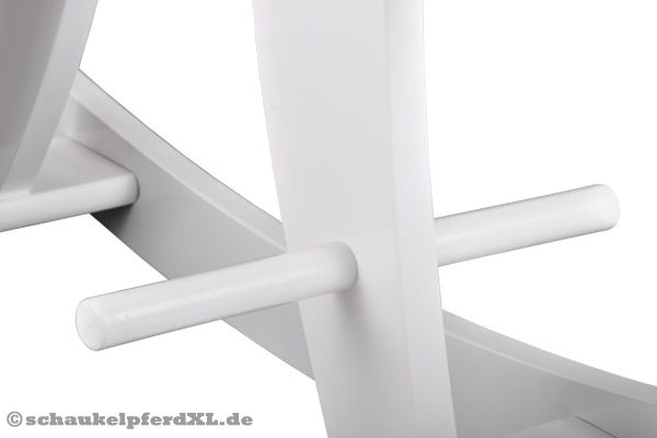 Mit Fußstützen aus Holz.