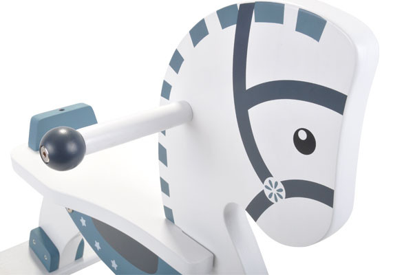 Mit Griffen seitlich am Kopf des Holz Schaukelpferdes.