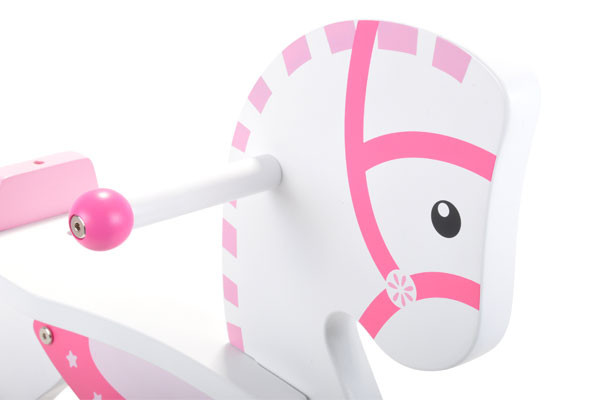 Mit Holz Griffen seitlich am Kopf des Pferdes.