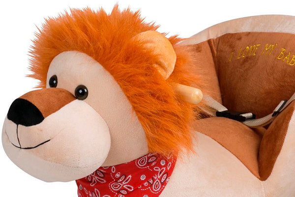 Plüsch Kopf mit weicher Mähne und Holz Handgriffen.