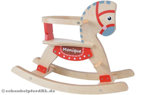 Durch den Namen wird das Schaukelpferd ganz individuell.