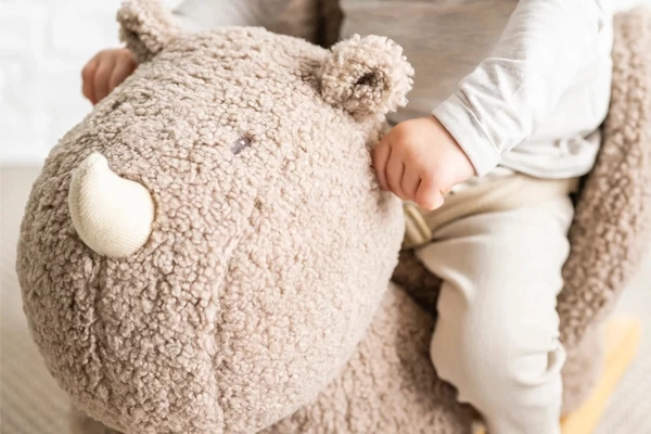 An den Griffen festhalten