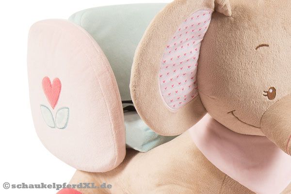 Mit Sicherheitsgurt im Sitz.