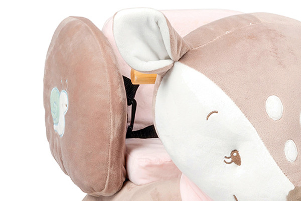 Mit Sicherheitsgurt im Sitz.