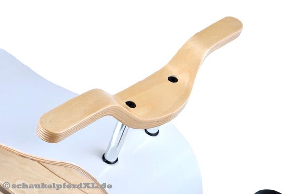 Der Lenker ist aus Holz.