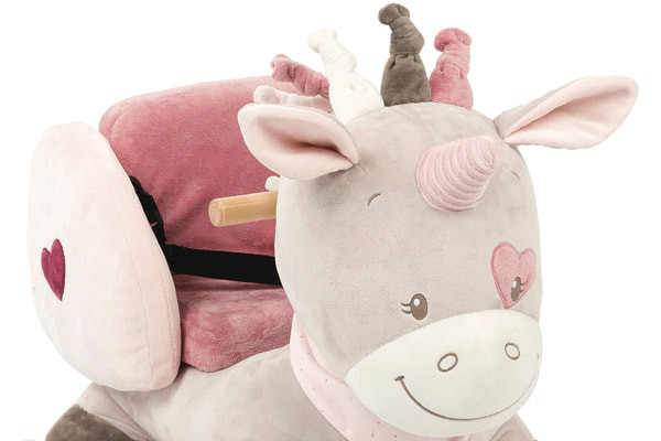 Das Einhorn ist komplett mit Plüsch bezogen und kuschelweich.